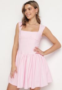 Born2be - Różowa Rozkloszowana Sukienka Ozdobiona Kwadratowym Dekoltem Halelira. Okazja: na co dzień. Typ kołnierza: dekolt kwadratowy. Kolor: różowy. Wzór: aplikacja. Typ sukienki: rozkloszowane, proste. Styl: klasyczny, casual, elegancki #7