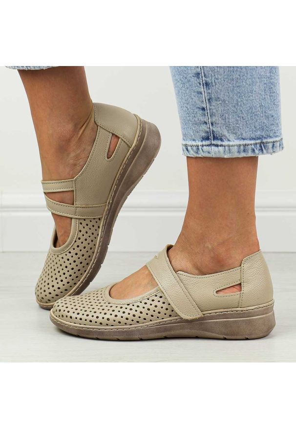 Beżowe skórzane ażurowe Polskie półbuty damskie Gregors 1040. Okazja: na co dzień, na spacer. Kolor: beżowy. Materiał: skóra. Szerokość cholewki: normalna. Wzór: ażurowy. Sezon: wiosna, lato. Styl: casual, klasyczny, elegancki