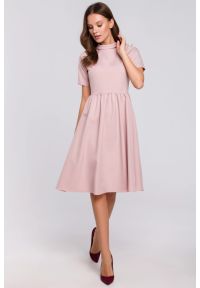 Sukienki.shop - Elegancka rozkloszowana sukienka z wywiniętą stójką różowa. Okazja: do pracy. Typ kołnierza: kołnierzyk stójkowy. Kolor: różowy, czerwony. Styl: elegancki #1