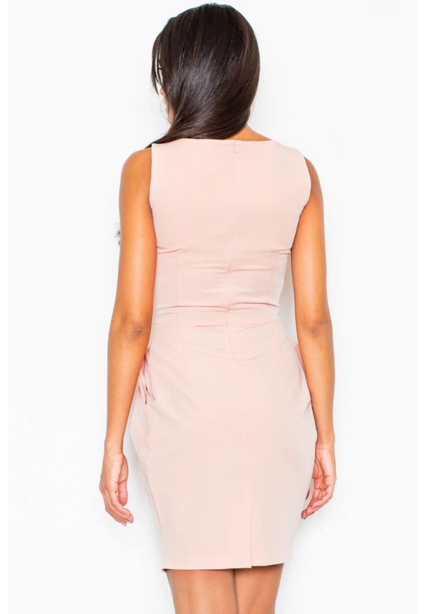 Sukienki.shop - Elegancka sukienka tulipan z efektownymi zakładkami różowa. Kolor: różowy. Typ sukienki: tulipan. Styl: elegancki