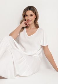 Born2be - Biała Sukienka z Wiskozy o Rozkloszowanym Kroju Nattalana. Okazja: na co dzień. Kolor: biały. Materiał: wiskoza. Typ sukienki: rozkloszowane. Styl: klasyczny, casual