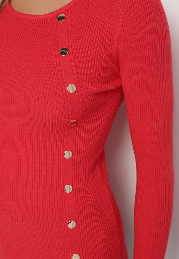 Born2be - Czerwony Sweter Ozdobiony Metalowymi Napami Corettina. Okazja: na co dzień. Kolor: czerwony. Materiał: jeans. Wzór: aplikacja. Styl: wizytowy, casual