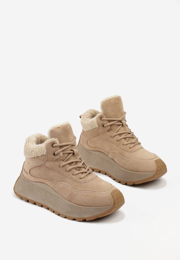 Renee - Jasnobrązowe Sneakersy Śniegowce Vices na Platformie Ozdobione Napisem i Futerkiem Lanite. Kolor: brązowy. Materiał: futro. Wzór: napisy, aplikacja. Obcas: na platformie