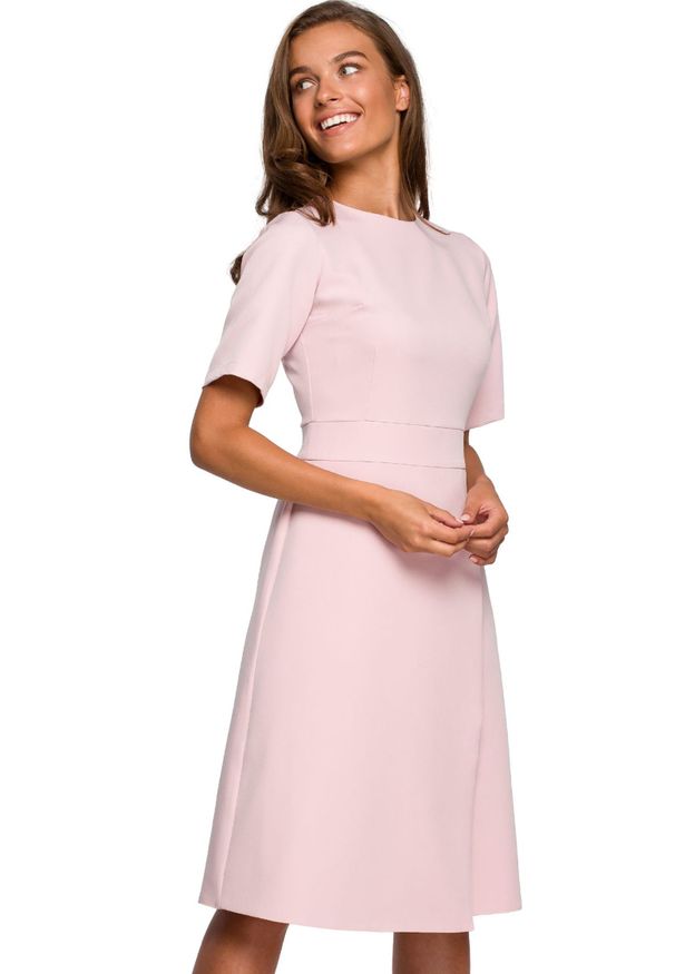 Stylove - Sukienka elegancka trapezowa z asymetrycznym dołem różowa wizytowa. Okazja: do pracy, na komunię, na spotkanie biznesowe. Kolor: różowy. Typ sukienki: trapezowe, asymetryczne. Styl: elegancki, wizytowy