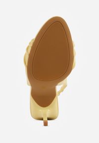 Renee - Żółte Sandały na Szpilce VICES z Metaliczną Ozdobą i Marszczeniem Orinlisa. Kolor: żółty. Wzór: aplikacja. Sezon: lato. Obcas: na szpilce #8