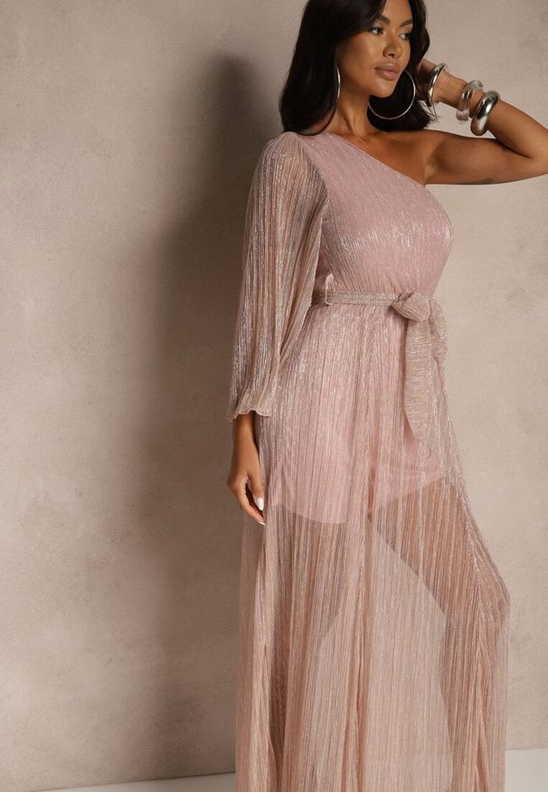 Renee - Różowa Asymetryczna Sukienka z Metalicznymi Przeszyciami i Wiązanym Paskiem Arhellia. Kolor: różowy. Typ sukienki: asymetryczne. Styl: klasyczny