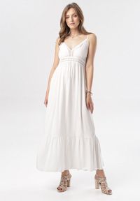 Born2be - Biała Sukienka Criathyia. Kolor: biały. Materiał: koronka. Długość rękawa: na ramiączkach. Wzór: ażurowy, aplikacja, koronka. Długość: midi