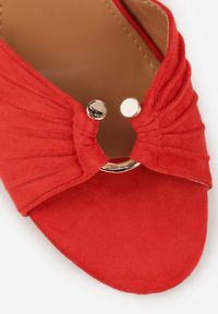 Born2be - Czerwone Sandały na Szpilce VICES z Marszczeniem i Metaliczną Aplikacją Nemenoe. Okazja: na wesele, na co dzień, na ślub cywilny. Zapięcie: pasek. Kolor: czerwony. Wzór: aplikacja. Obcas: na szpilce. Styl: casual, klasyczny, elegancki #6