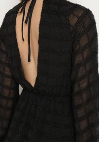 Born2be - Czarna Błyszcząca Sukienka o Rozkloszowanym Kopertowym Kroju z Odkrytymi Plecami Issanea. Okazja: na co dzień. Kolor: czarny. Materiał: skóra. Wzór: aplikacja. Typ sukienki: kopertowe. Styl: elegancki, casual, rockowy #4