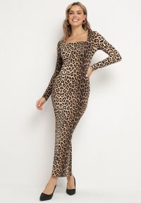 Born2be - Brązowa Dopasowana Sukienka w Panterkę Maxi z Długim Rękawem Esmeria. Typ kołnierza: dekolt kwadratowy. Kolor: brązowy. Długość rękawa: długi rękaw. Wzór: motyw zwierzęcy. Długość: maxi #1