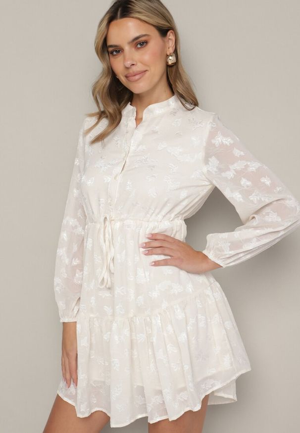 Born2be - Jasnobeżowa Rozkloszowana Sukienka z Tkaniny Plumeti ze Ściągaczem w Talii i Falbanką Ilisia. Kolor: beżowy. Materiał: tkanina. Styl: elegancki, boho