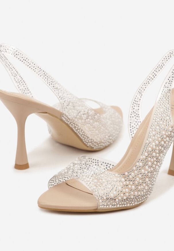 Renee - Beżowe Przezroczyste Sandały na Szpilce Slingback Ozdobione Cyrkoniami Fodaria. Kolor: beżowy. Wzór: aplikacja. Sezon: lato. Obcas: na szpilce. Styl: klasyczny. Wysokość obcasa: średni