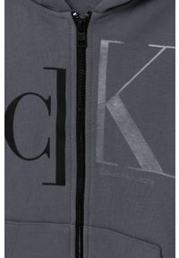 Calvin Klein Jeans Bluza dziecięca IB0IB01154.PPYY kolor szary z kapturem z nadrukiem. Okazja: na co dzień. Typ kołnierza: kaptur. Kolor: szary. Materiał: dzianina. Wzór: nadruk. Styl: casual #2