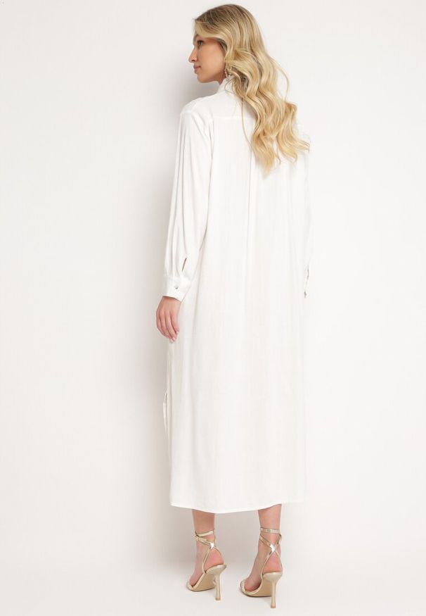 Born2be - Biała Koszulowa Sukienka z Wiskozy i Lnu Zapinana na Guziki o Ażurowym Wykończeniu Rannesh. Okazja: na co dzień. Typ kołnierza: dekolt w kształcie V. Kolor: biały. Materiał: wiskoza, len. Długość rękawa: długi rękaw. Wzór: ażurowy. Typ sukienki: koszulowe. Styl: casual, klasyczny