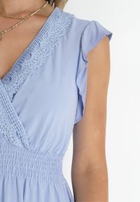 Born2be - Niebieska Sukienka Mini z Wiskozy z Koronkową Tasiemką i Gumką w Talii Susanji. Kolor: niebieski. Materiał: wiskoza, koronka. Długość: mini #5