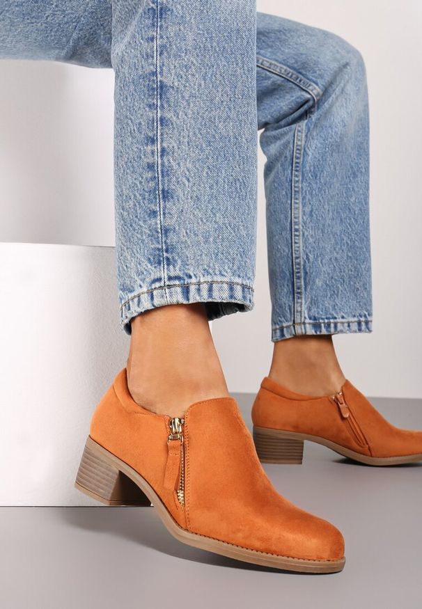 Born2be - Brązowe Półbuty na Niskim Słupku z Ozdobnym Suwakiem Aricca. Okazja: na co dzień. Kolor: brązowy. Materiał: jeans. Obcas: na słupku. Styl: elegancki, casual