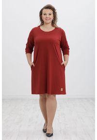 Moda Size Plus Iwanek - Trapezowa sukienka Emma w kolorze palonej cegły XXL. Materiał: wiskoza, tkanina, poliester, materiał. Długość rękawa: długi rękaw. Sezon: jesień. Typ sukienki: trapezowe. Styl: elegancki. Długość: midi