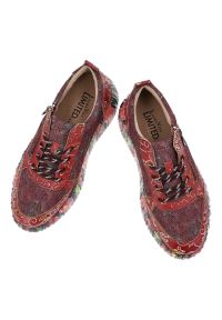 Sneakersy damskie Laura Vita, na grubej platformie skórzane w kwiaty i na zamek, prune, Nikito-62-SL26803-62BS3. Okazja: na co dzień. Zapięcie: zamek, sznurówki. Kolor: czerwony. Materiał: skóra. Szerokość cholewki: normalna. Wzór: aplikacja, kwiaty. Obcas: na platformie. Styl: casual, klasyczny #6