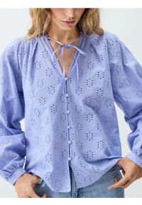Reserved - Koszula z ażurowym wzorem - jasnoniebieski. Kolor: niebieski. Materiał: bawełna, tkanina. Wzór: ażurowy