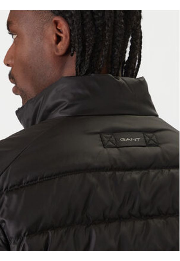 GANT - Gant Kurtka puchowa 7006526 Czarny Regular Fit. Kolor: czarny. Materiał: syntetyk