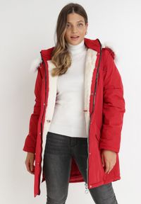 Born2be - Czerwona Kurtka Desoya. Kolekcja: plus size. Kolor: czerwony. Materiał: futro. Długość: długie #3