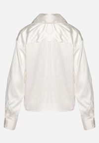 Born2be - Biała Koszula Oversize Ozdobiona Metaliczną Nicią Ivenna. Kolor: biały. Wzór: aplikacja #7