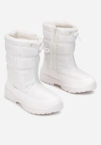 Born2be - Białe Śniegowce Pikowane Lynnhurst. Nosek buta: okrągły. Zapięcie: zamek. Kolor: biały. Materiał: materiał, futro. Sezon: zima. Obcas: na obcasie. Wysokość obcasa: niski