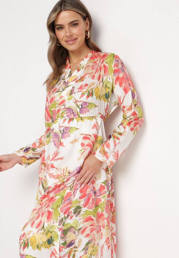 Born2be - Biało-Różowa Sukienka Kopertowa z Kwiatowym Wzorem Anaviera. Okazja: na co dzień. Kolor: biały. Długość rękawa: długi rękaw. Wzór: kwiaty. Typ sukienki: kopertowe. Styl: casual