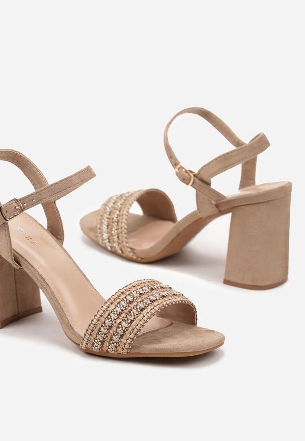 Renee - Ciemnobeżowe Sandały na Słupkowym Obcasie Zdobione Cyrkoniami Winoria. Okazja: na spacer, na co dzień. Zapięcie: pasek. Kolor: beżowy. Materiał: jeans. Wzór: aplikacja. Obcas: na obcasie. Styl: casual, elegancki, klasyczny. Wysokość obcasa: średni
