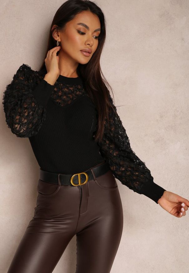 Renee - Czarny Sweter z Prążkowanej Dzianiny z Koronką Ule. Kolor: czarny. Materiał: koronka, dzianina, prążkowany. Wzór: koronka