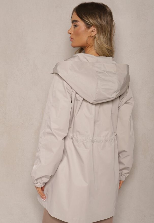 Renee - Beżowa Kurtka w Stylu Parki Wiązana w Pasie Nevithia. Okazja: na co dzień. Kolor: beżowy. Materiał: jeans, skóra. Styl: casual, elegancki