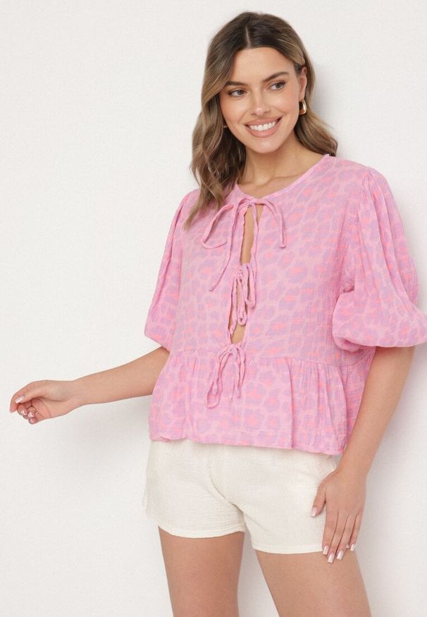 Born2be - Różowa Bawełniana Bluzka w Paski z Wiązaniem i Falbanką Regilla. Okazja: na co dzień. Typ kołnierza: kołnierz z falbankami. Kolor: różowy. Materiał: bawełna. Wzór: paski. Styl: casual, elegancki