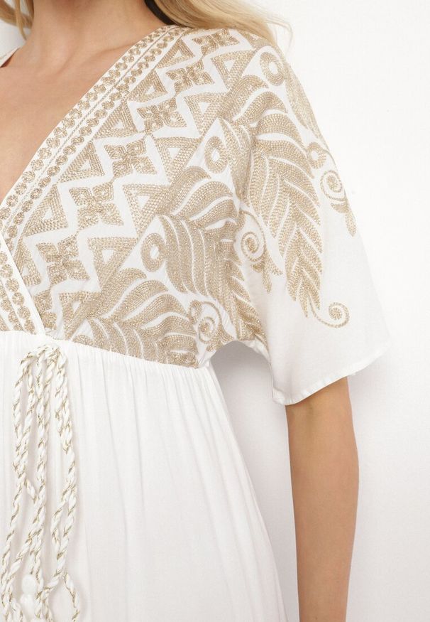 Born2be - Biała Wiskozowa Sukienka z Kopertowym Dekoltem i Haftem z Metaliczną Nicią Emhiris. Okazja: na co dzień. Kolor: biały. Materiał: wiskoza. Długość rękawa: krótki rękaw. Wzór: haft. Typ sukienki: kopertowe. Styl: casual, klasyczny