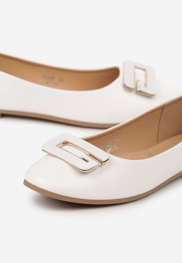 Born2be - Białe Balerinki z Geometryczną Ozdobą Vialle. Okazja: na co dzień. Kolor: biały. Wzór: aplikacja, geometria. Styl: elegancki, klasyczny, casual
