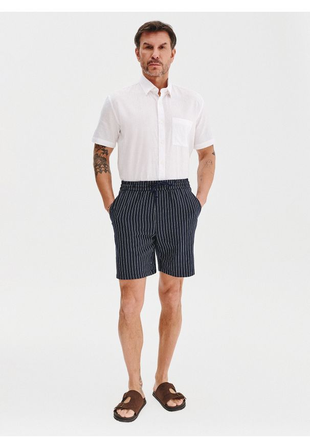 Pako Lorente - PAKO LORENTE - Granatowe spodenki męskie w prążek z lnem. Okazja: na co dzień. Kolor: niebieski. Materiał: len. Wzór: prążki. Styl: casual