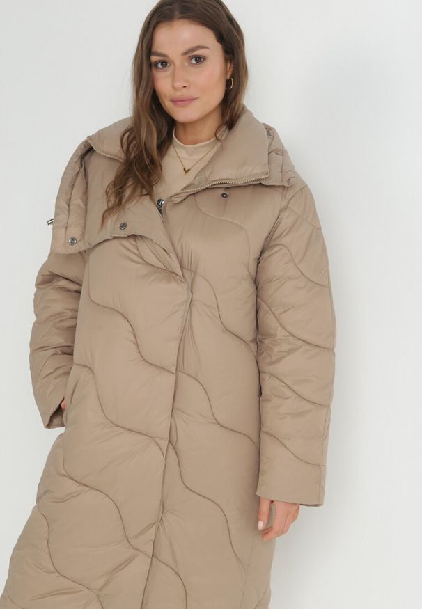 Born2be - Ciemnobeżowa Kurtka Pikowana Płaszcz Heosie. Kolor: beżowy. Sezon: zima, jesień