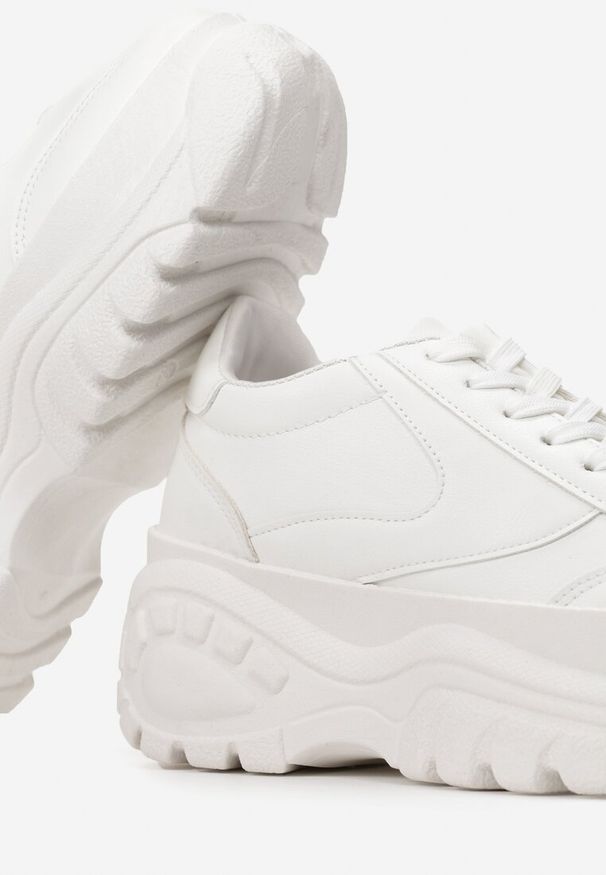 Renee - Białe Sneakersy Fair Crush. Wysokość cholewki: przed kostkę. Zapięcie: sznurówki. Kolor: biały. Szerokość cholewki: normalna. Wzór: aplikacja