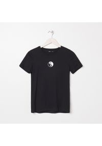 Sinsay - Koszulka z nadrukiem - Czarny. Kolor: czarny. Wzór: nadruk #1