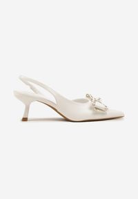 Renee - Białe Sandały Vices na Kaczuszce Slingback z Kokardą i Nitami Fennadia. Okazja: na co dzień, na spacer. Zapięcie: sprzączka. Kolor: biały. Materiał: jeans. Obcas: na szpilce. Styl: klasyczny, elegancki, casual. Wysokość obcasa: średni #3