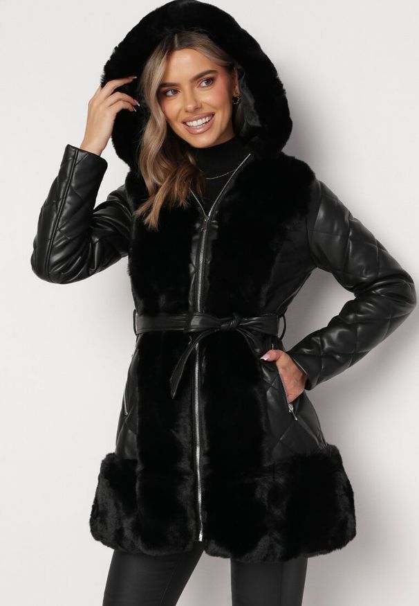 Born2be - Czarna Pikowana Kurtka z Kapturem Wiązana Paskiem Ozdobiona Sztucznym Futerkiem Sagure. Typ kołnierza: kaptur. Kolor: czarny. Materiał: futro. Wzór: aplikacja