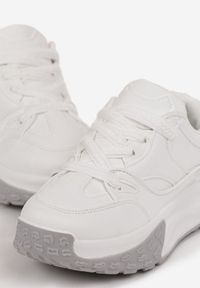 Born2be - Białe Sneakersy z Ozdobnymi Sznurowadłami i Wstawkami Plesca. Nosek buta: okrągły. Zapięcie: sznurówki. Kolor: biały. Materiał: syntetyk, materiał, nubuk. Obcas: na obcasie. Wysokość obcasa: niski #4