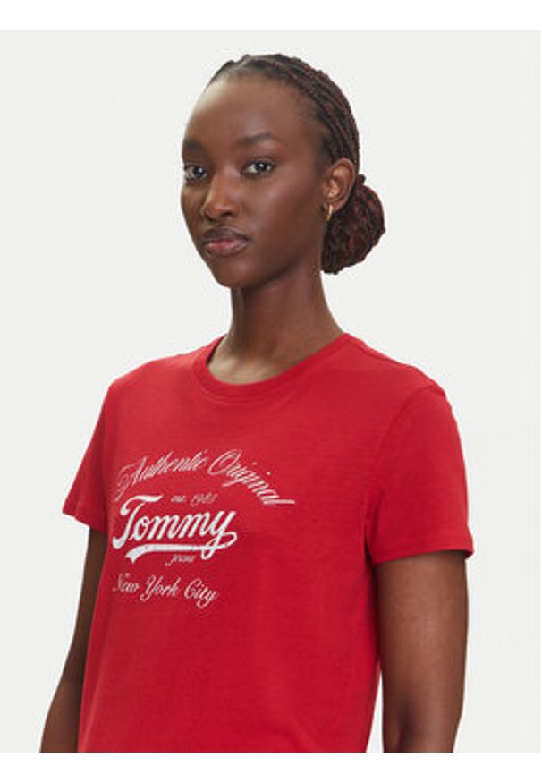 Tommy Jeans T-Shirt Essential DW0DW21404 Czerwony Regular Fit. Kolor: czerwony. Materiał: bawełna