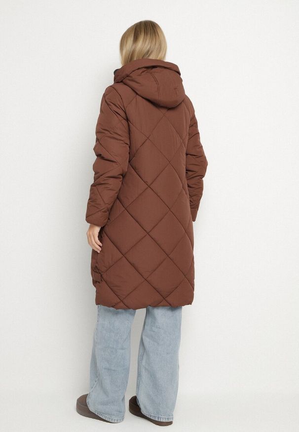 Born2be - Brązowa Kurtka z Kapturem i Kieszeniami w Kraciaste Pikowane Przeszycia Ettaline. Okazja: na co dzień. Typ kołnierza: kaptur. Kolor: brązowy. Materiał: jeans. Styl: sportowy, klasyczny, casual, elegancki