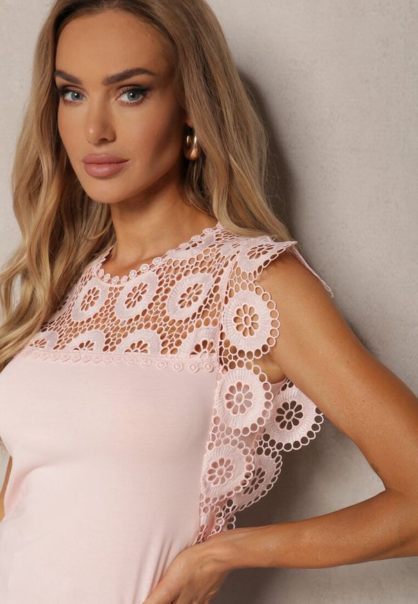 Renee - Jasnoróżowa Koronkowa Bluzka Top z Bawełny z Guzikami Wedidia. Okazja: na spotkanie biznesowe. Kolor: różowy. Materiał: bawełna, koronka. Długość rękawa: krótki rękaw. Długość: krótkie. Wzór: koronka. Styl: elegancki, biznesowy