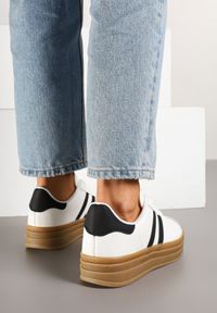 Born2be - Biało-Czarne Sneakersy na Platformie z Minimalistycznymi Przeszyciami Teritha. Zapięcie: sznurówki. Kolor: biały. Materiał: jeans. Wzór: aplikacja. Obcas: na platformie