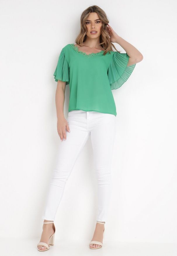 Born2be - Zielona Bluzka Aedadia. Kolor: zielony. Materiał: koronka. Długość: krótkie. Wzór: aplikacja, ażurowy. Styl: elegancki