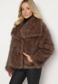 Born2be - Brązowa Kurtka Futerko z Szerokim Kołnierzem Vertilira. Okazja: na co dzień. Kolor: brązowy. Materiał: futro. Sezon: zima. Styl: casual, klasyczny, elegancki, wizytowy