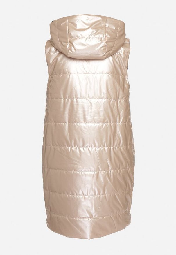 Born2be - Jasnobeżowa Pikowana Długa Kamizelka z Kapturem Ozdobiona Naszywką Mevaya. Okazja: na co dzień. Typ kołnierza: kaptur. Kolor: beżowy. Materiał: jeans. Długość: długie. Wzór: aplikacja. Styl: casual