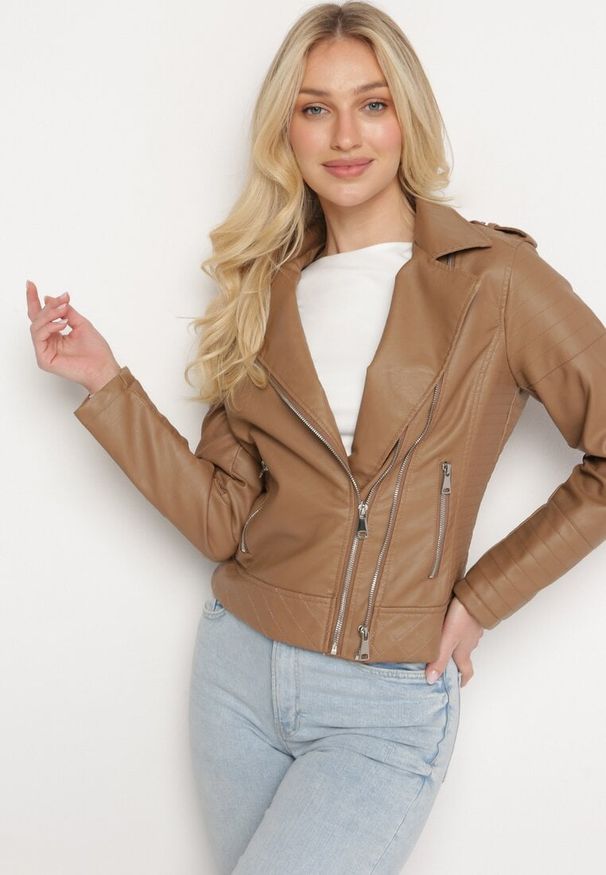 Born2be - Brązowa Kurtka Ramoneska z Ekoskóry Zapinana Asymetrycznie na Suwak z Przeszyciami Passaflora. Okazja: na co dzień. Kolor: brązowy. Materiał: jeans. Styl: casual, klasyczny, rockowy