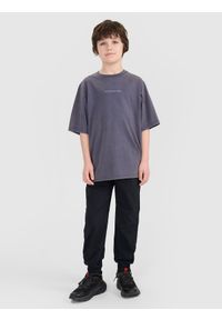 4f - 4F T-shirt oversize z nadrukiem chłopięcy - szary 146 (10-11 lat). Okazja: na co dzień. Kolor: szary. Materiał: bawełna, jersey, dzianina, tkanina. Długość rękawa: krótki rękaw. Długość: krótkie. Wzór: nadruk. Sezon: lato. Styl: vintage, elegancki, sportowy, klasyczny, casual